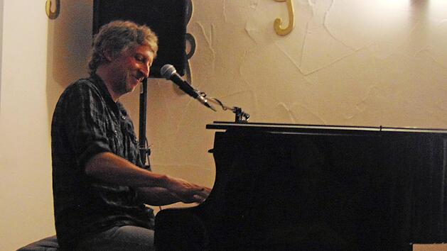 William Wahl gab in der Alten Schule von Loffeld ein Konzert. Foto: B. Kunig