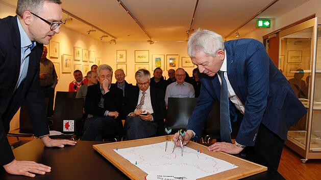 Der große Wurf gelang dem Landrat nicht nur beim Begriffe-Würfeln, sondern auch beim Pfeilewerfenn auf die Landkreiskarte. Im Interview mit Redaktionsleiter Michael Memmel zog Johann Kalb eine positive Bilanz seiner bisherigen Amtszeit.  Fotos: Matthias Hoch