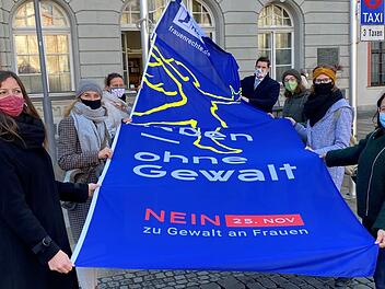fSeit Montag hängt die Fahne "Frei leben ohne Gewalt" am Rathaus. Foto: Frauennotruf