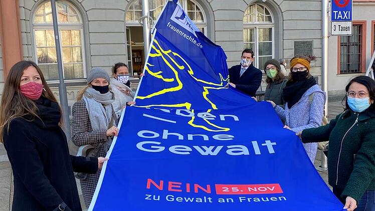 fSeit Montag hängt die Fahne "Frei leben ohne Gewalt" am Rathaus. Foto: Frauennotruf
