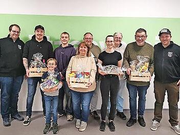 Von links: 1. Sportleiter Benedikt M&uuml;ller-Bohley, Michael Lang, Luis Feustel, Felix Koch, Ruth und Heiko Herrmann, Lena Schneider, Gabriele und Thomas Freund, 2. Sportleiter Ingo Linke.