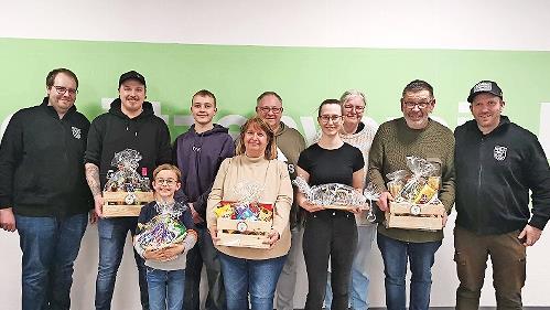 Von links: 1. Sportleiter Benedikt M&uuml;ller-Bohley, Michael Lang, Luis Feustel, Felix Koch, Ruth und Heiko Herrmann, Lena Schneider, Gabriele und Thomas Freund, 2. Sportleiter Ingo Linke.