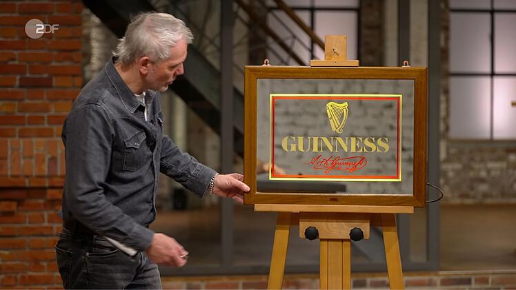 Ein Spiegel mit Guinness-Logo fungierte in einem irischen Pub als Bier-Werbung. Ilona und Roberto bekamen ihn geschenkt und w&uuml;nschten sich 200 Euro. Sven Deutschmanek taxierte auf bis zu 300. Christian Vechtel war die originelle Werbung 250 Euro wert.