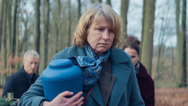 Lissy Lunies (Corinna Harfouch, vorne) schleppt sich nur noch durch ihre Tage.