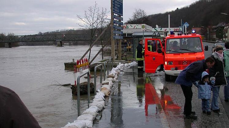 Mit kleinen, mit Sand gefüllten Säcken wurde bisher versucht, die Stadt gegen das Wasser zu schützen - so auch im Jahr 2003. Foto:  len/Archiv
