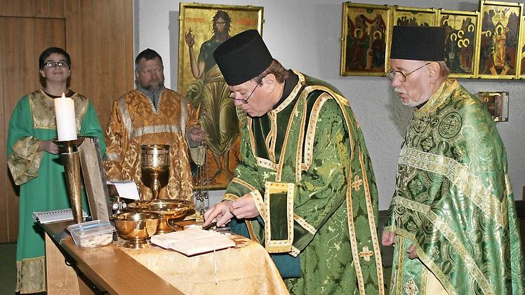 Nicht nur der Anblick der Gewänder der Geistlichen und der Ministranten bei der Messe im byzantinischen Ritus waren für Reuther Gottesdienstbesucher neu.  Foto: Friedrich