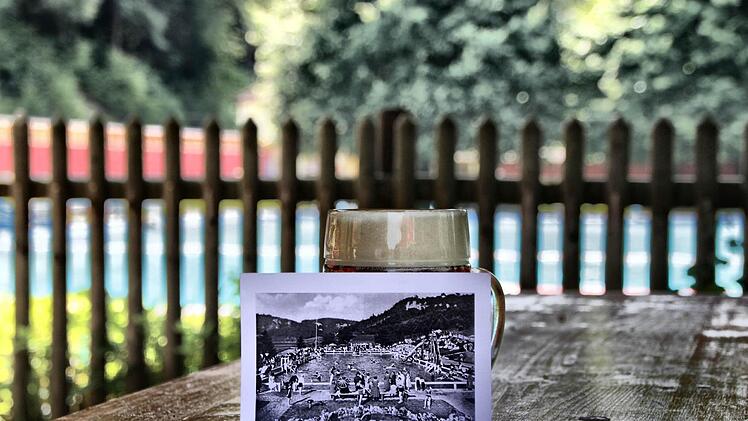 Gar kein Ausdruck ist gemütlich für den Biergarten am Beckenrand, der die Schwimmwilligen ständig von eben jenem abhält.