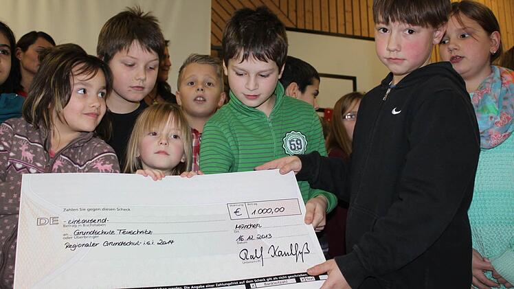 Jubelstimmung herrschte bei den Teuschnitzer Kindern, als sie das Preisgeld für ihre Schule in Empfang nehmen durften. Foto: Veronika Schadeck