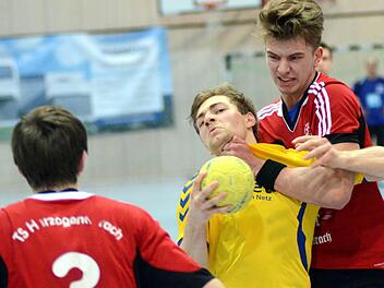 Marco Loncar (r.) gehört zwar zu den Youngstern im Team der TS Herzogenaurach, er weiß aber schon, wie man zupacken muss. Das bekam auch Lukas Stübinger von der HSG Erlangen-Niederlindach zu spüren. Fotos: herzopress