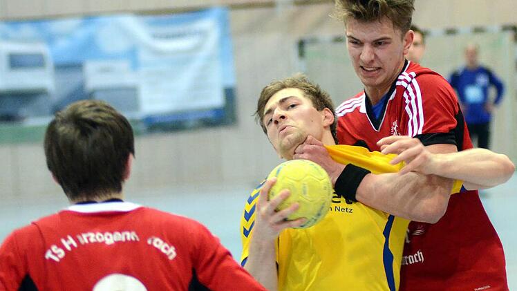 Marco Loncar (r.) gehört zwar zu den Youngstern im Team der TS Herzogenaurach, er weiß aber schon, wie man zupacken muss. Das bekam auch Lukas Stübinger von der HSG Erlangen-Niederlindach zu spüren. Fotos: herzopress