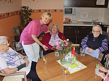 Als "ganz Liebe" wird Ilse Ultsch (2. von links), die einen "guten Draht" zu den Heimbewohnern hat, von Erna Dill (rechts daneben) und weiteren Mitbewohnern bezeichnet. Foto: Helmut Will