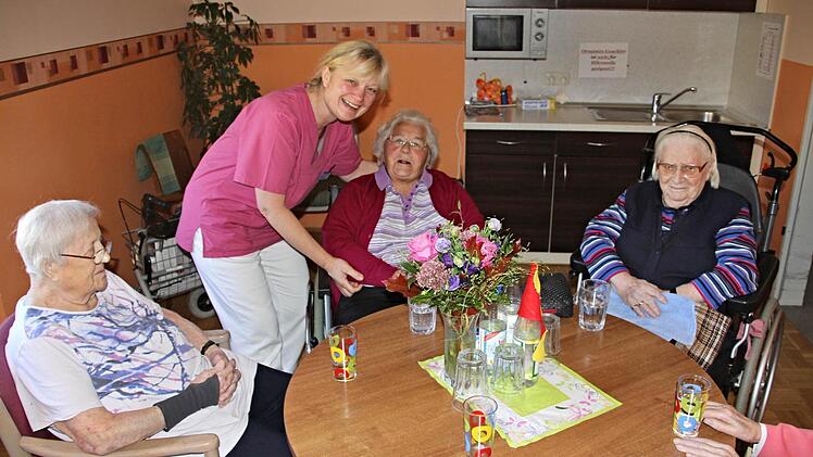 Als "ganz Liebe" wird Ilse Ultsch (2. von links), die einen "guten Draht" zu den Heimbewohnern hat, von Erna Dill (rechts daneben) und weiteren Mitbewohnern bezeichnet. Foto: Helmut Will