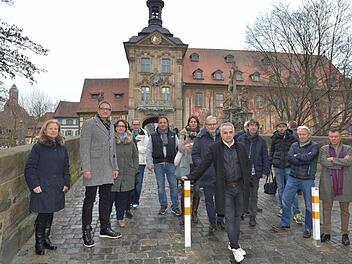 Vertreter der Interessengemeinschaft Karolinenstraße/Obere Brücke/Obstmarkt: Die Gewerbetreibenen fordern, dass die Sanierung aufgeschoben wird. Für den motorisierten Verkehr ist die Brücke bereits gesperrt, wie die Pfosten zeigen. Foto: Ronald Rinklef