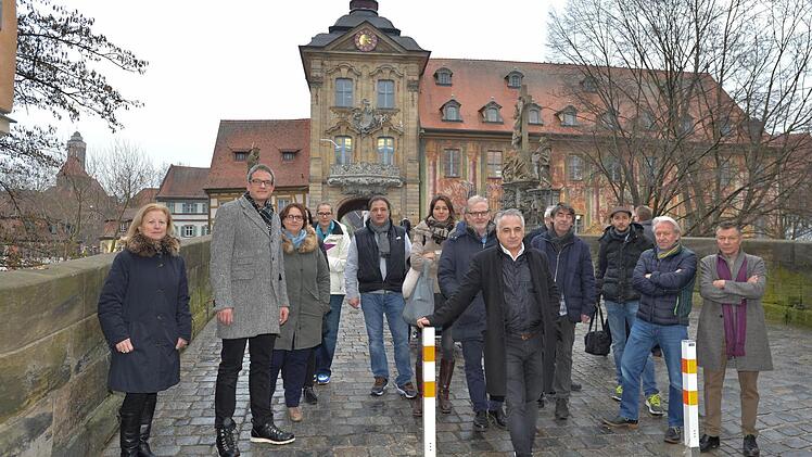 Vertreter der Interessengemeinschaft Karolinenstraße/Obere Brücke/Obstmarkt: Die Gewerbetreibenen fordern, dass die Sanierung aufgeschoben wird. Für den motorisierten Verkehr ist die Brücke bereits gesperrt, wie die Pfosten zeigen. Foto: Ronald Rinklef