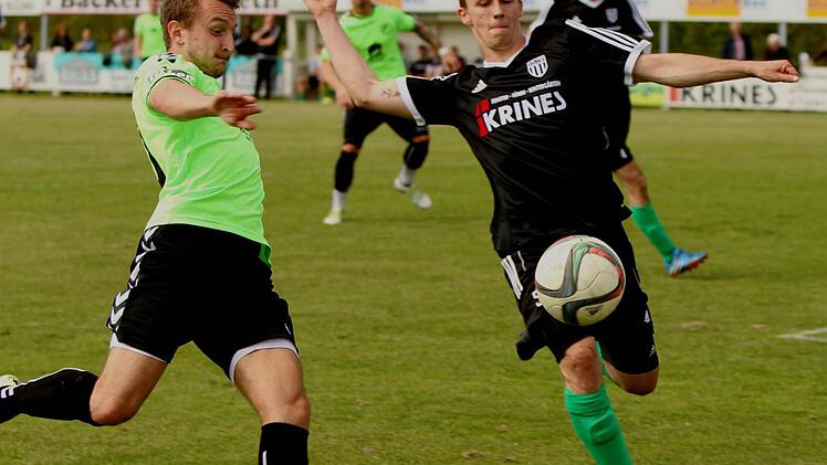 Kurz vor der Torauslinie ein packender Zweikampf zwischen dem Gästespieler Stanislaus Herzel (links) und dem Sander Danny Schlereth, der den Ball wegschlägt.