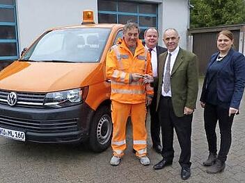 Zur offiziellen Übergabe des neuen Kommunalfahrzeuge an den Bauhof trafen sich (von links) Bauhofleiter Fredi Ott, Geschäftsführer Werner Burger vom Autohaus Dippold, Bürgermeister Franz Uome und Verkaufsberaterin Anna-Lena Burger.  Foto: Klaus-Peter Wulf
