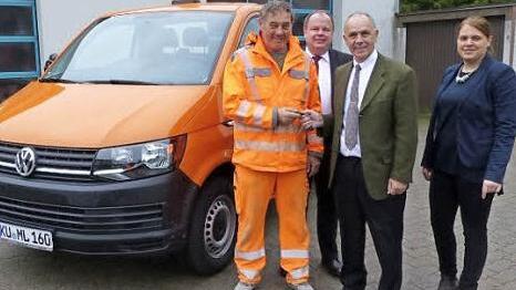 Zur offiziellen Übergabe des neuen Kommunalfahrzeuge an den Bauhof trafen sich (von links) Bauhofleiter Fredi Ott, Geschäftsführer Werner Burger vom Autohaus Dippold, Bürgermeister Franz Uome und Verkaufsberaterin Anna-Lena Burger.  Foto: Klaus-Peter Wulf