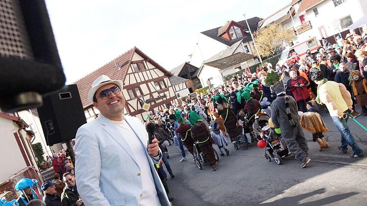 Klaus Brandenstein moderiert.Foto: Arkadius Guzy