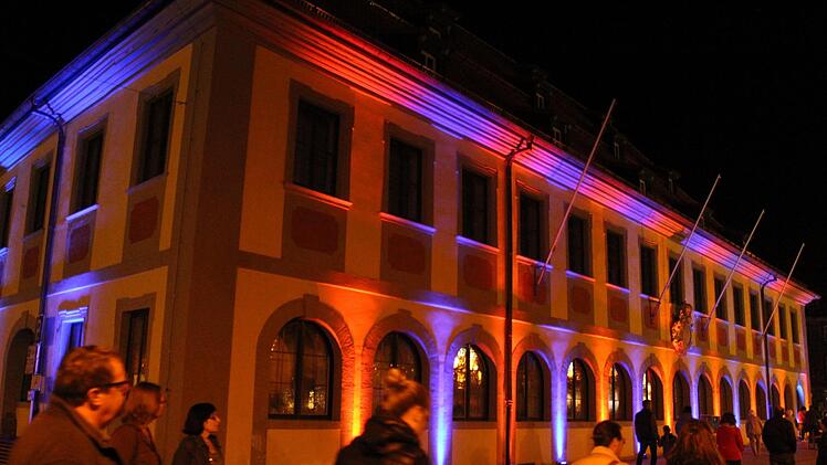So angestrahlt wird das Rathaus nur beim Dämmershoppen. Zum vierten Mal zogen Ströme abendlich so an ihm vorbei.Markus Häggberg