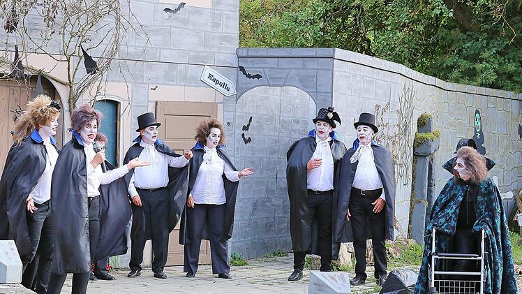 600 Jahre alt und total plemplem ist der Schlossherr Heinz Dracula (Hans  Dümpert, rechts). Auf unserem Foto zusammen mit einem Vampir-Chor. Foto:  Dieter Britz