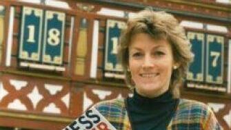 Zeitweise wurde der Forchheimer Rathaus-Adventskalender sogar im Guinnessbuch der Weltrekorde gelistet. Irene Mattle hält im Dezember 1997 die Ausgabe von 1998 in den Händen. Foto: Hans Grün