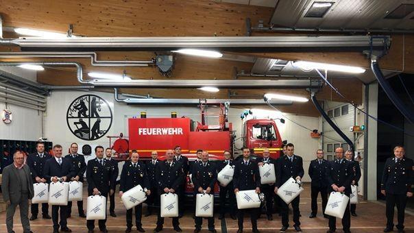 Übergabe der Flachwassersauger an die Feuerwehrleute im Landkreis Bad Kissingen.