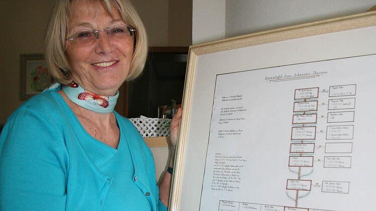 Gisela Kern möchte sich in Zukunft ihrem neuen Hobby Ahnenforschung widmen. Der Stammbau der Familie reicht schon bis ins Jahr 1585 zurück. Foto: Sonja Adam