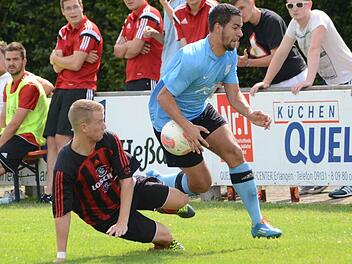 Vor heimischem Publikum stimmte der Einsatz von Edgar Wildeis (rotes Trikot) und den anderen Heßdorfern, die die Gäste aus Stein nicht zum Zuge kommen ließen. Fotos: herzopress