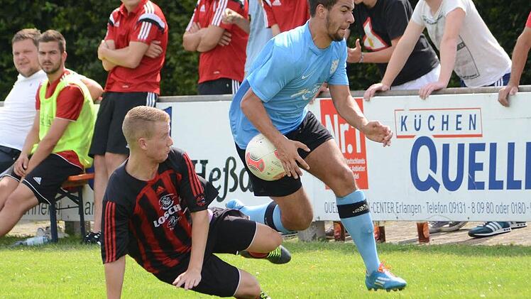 Vor heimischem Publikum stimmte der Einsatz von Edgar Wildeis (rotes Trikot) und den anderen Heßdorfern, die die Gäste aus Stein nicht zum Zuge kommen ließen. Fotos: herzopress