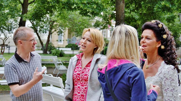 Sisi-Darstellerin Silvia Matthes wird von einer ZDF-Mitarbeiterin für den nächsten Dreh geschminkt, während Petrich und Ballschuh die weitere Arbeit besprechen.  Foto: Sigismund von Dobschütz