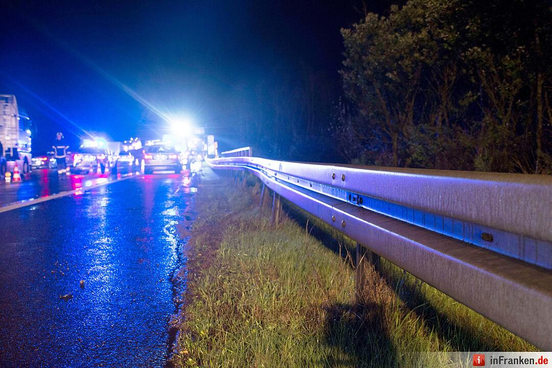 Unangepasste Geschwindigkeit bei Graupelschauer: Vier Personen verletzt, eine davon lebensgefährlich - Drei Fahrzeuge an schwerem Glätteunfall beteiligt - 47-Jähriger verliert Kontrolle über BMW, prallt mehrfach in Leitplanke und touchiert anderes Fahrzeug - Weiterer Autofahrer fuhr offenbar auf und flüchtete