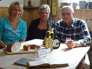 Auf der Eckbank um den Tisch in der Guten Stube wurden Führungen gerne bei einer zünftigen Brotzeit beendet. Isabelle Geck und ihre Eltern Cornelia und Reinhard Sturm führen dieses Ritual gerne weiter.  Fotos: Stephanie Elm