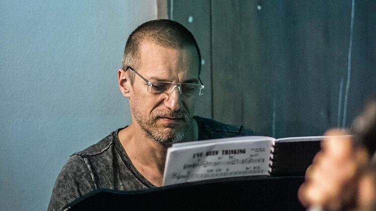 Der Pianist Walter Fischbacher beim Gastspiel von Steven Santoro in CoburgFoto: Jochen Berger