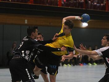 Lukas Dude (mit Ball) &uuml;bernahm 35 Sekunden vor Spielende die Verantwortung und verwandelte einen Siebenmeter eiskalt.  Foto: Iris Bilek