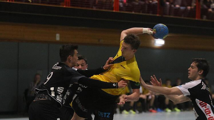 Lukas Dude (mit Ball) &uuml;bernahm 35 Sekunden vor Spielende die Verantwortung und verwandelte einen Siebenmeter eiskalt.  Foto: Iris Bilek