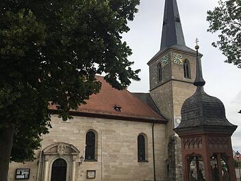 Die Kirche St. Vitus in Burgebrach hat auf der einen Seite einen schönen Vorplatz zum Austausch der Gläubigen zu bieten, auf der anderen Seite sind reichlich Parkplätze vorhanden. Michael Memmel