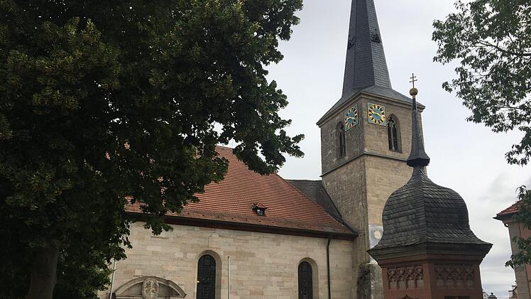 Die Kirche St. Vitus in Burgebrach hat auf der einen Seite einen schönen Vorplatz zum Austausch der Gläubigen zu bieten, auf der anderen Seite sind reichlich Parkplätze vorhanden. Michael Memmel