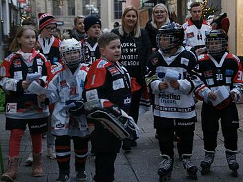 Hat sich ihr Engagement gelohnt? Vor wenigen Tagen zogen gro&szlig;e und kleine Eissportfans durch die Bad Kissinger Innenstadt, um &uuml;ber die Situation an der Eissporthalle zu informieren und ihrer Forderung Nachdruck zu verleihen, sie wieder zu &ouml;ffnen. Foto: Steffen Standke