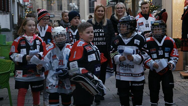 Hat sich ihr Engagement gelohnt? Vor wenigen Tagen zogen gro&szlig;e und kleine Eissportfans durch die Bad Kissinger Innenstadt, um &uuml;ber die Situation an der Eissporthalle zu informieren und ihrer Forderung Nachdruck zu verleihen, sie wieder zu &ouml;ffnen. Foto: Steffen Standke