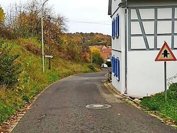 Die Einmündung am Priegendorfer Weg 16: Der Vorfahrtsstraßenhinweis wird durch ein Schild "Achtung gefährliche Ausfahrt" ausgetauscht. Foto: Gemeinde Gerach/ Sascha Günther