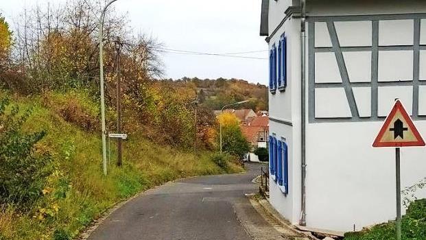 Die Einmündung am Priegendorfer Weg 16: Der Vorfahrtsstraßenhinweis wird durch ein Schild "Achtung gefährliche Ausfahrt" ausgetauscht. Foto: Gemeinde Gerach/ Sascha Günther
