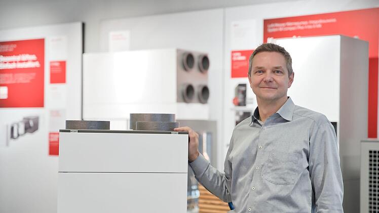 Jens Rammensee mit dem Lüftungsgerät. Foto: Glen Dimplex