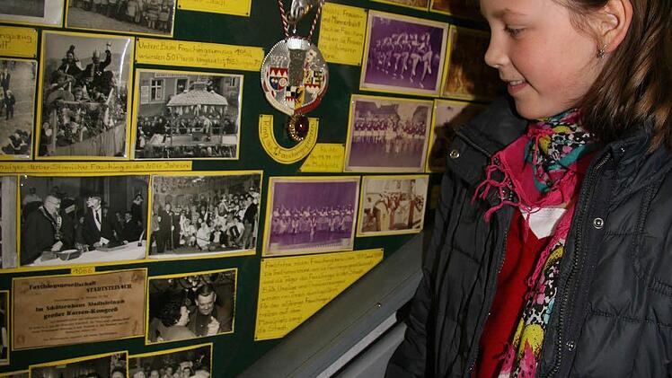 Helen Clostermann findet die alten Bilder der Faschingsgesellschaft wunderbar.