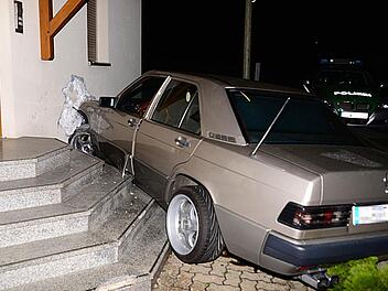 Dieser Mercedes prallte in Weismain gegen ein Haus. Foto: Frank Spitzenpfeil