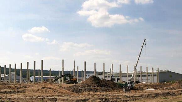 Während die Stützpfeiler für die 100 mal 100 Meter große Logistikhalle der Firma Stürmer im Pettstadter Gewerbegebiet an der Ohmstraße aufgestellt werden, hat der Bauherr bereits die Erweiterung beantragt: Bis Februar 2014 soll noch ein 60 Meter breiter Anbau fertiggestellt werden.   Foto: Werner Baier
