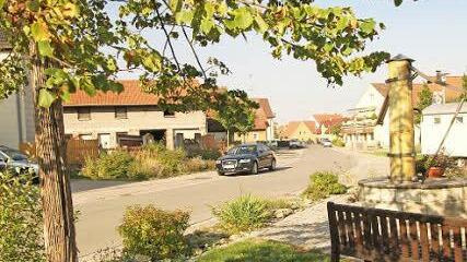 Die abgeschlossenen Dorferneuerungsmaßnahmen werten das Westheimer Ortsbild beträchtlich auf (hier die Zeller Straße).  Fotos: gg