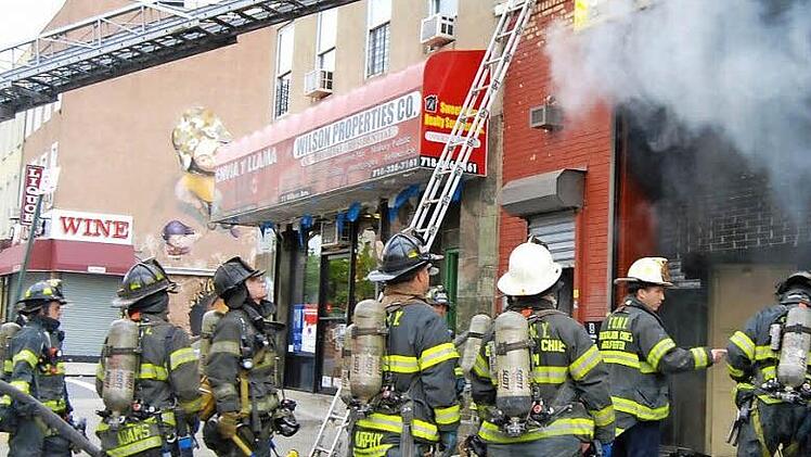 Frank Spitzenpfeil durfte gemeinsam mit seinen amerikanischen Kollegen zu Einsätzen fahren. Bis in die Gefahrenzone ließen sie ihren deutschen Freund jedoch nicht - aus versicherungstechnischen Gründen.  Fotos: Frank Spitzenpfeil