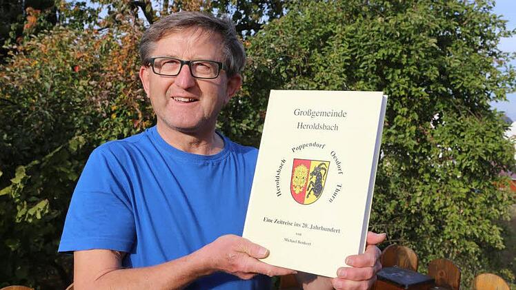 Michael Benkert zeigt sein Heroldsbach-Buch.  Foto: Barbara Herbst