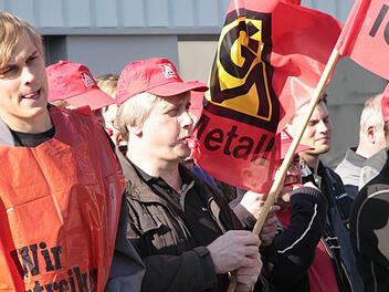 Mit Fahnen und Trillerpfeifen demonstriern die Metallarbeiter in Ebermannstadt für mehr Lohn. Foto: Josef Hofbauer