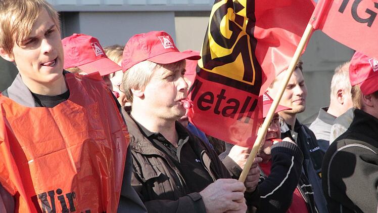 Mit Fahnen und Trillerpfeifen demonstriern die Metallarbeiter in Ebermannstadt für mehr Lohn. Foto: Josef Hofbauer